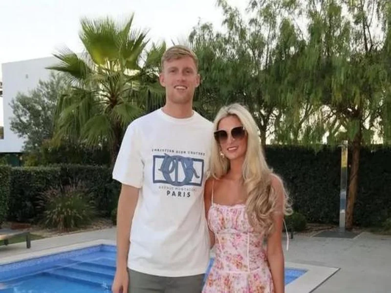 浪漫!23岁埃弗顿后卫布兰斯维特与女友订婚,地点在迪拜酒店